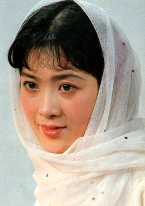 她是80年代影坛白月光，清雅气质惊艳时代！龚雪以《祭红》踏入影坛，凭《快乐的单身