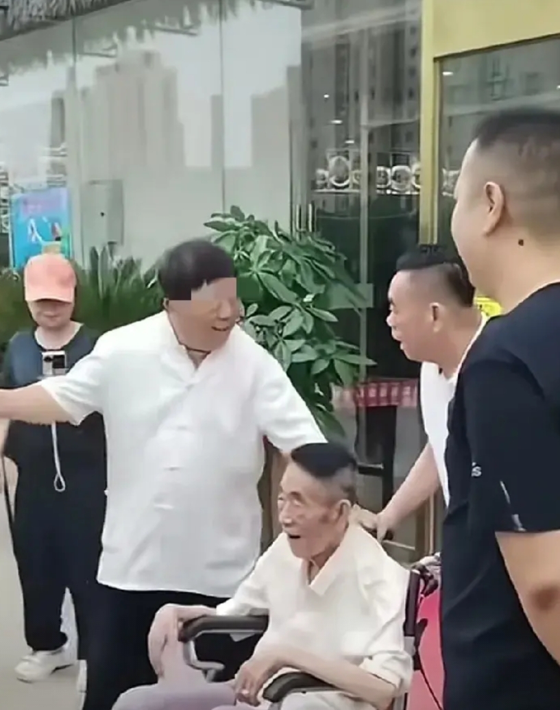 杨少华弥留之际仍在强撑

意识已经模糊，肢体瘫软。这个角度更能看得出来，只是，当