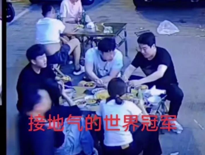 看看梁王爷又微服私访了[呲牙]
品尝人间美食河北豆腐脑
梁王爷就是这么接地气的逍