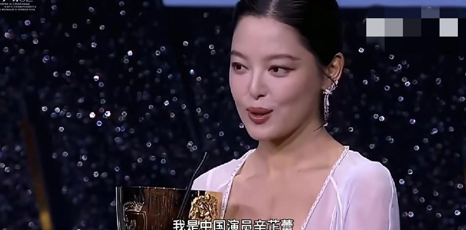 刘亦菲这下是彻底尴尬了！
虽说自己占据了c位，可是各大网站都在嘲她，“实力与站位
