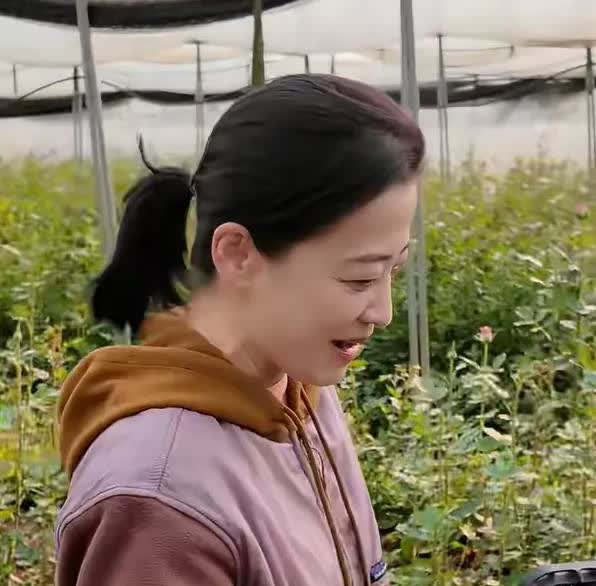 梅婷真是没点偶像包袱，素颜跑昆明去采花，头顶秃了，脸上有皱纹，真是岁月不饶人啊…