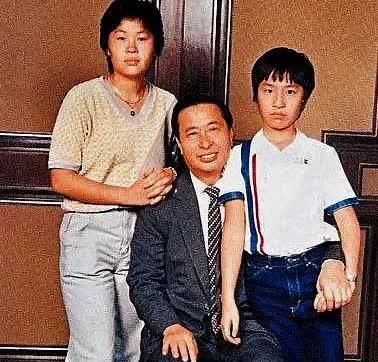 李家诚和李家杰比，最大的特点是：听话。

李兆基不认同李家杰的初恋女同学，他