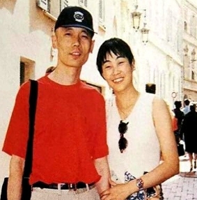 1995年葛优拍戏赚了350万，把钱全部交给了妻子贺聪。

谁知贺聪转身就在北京
