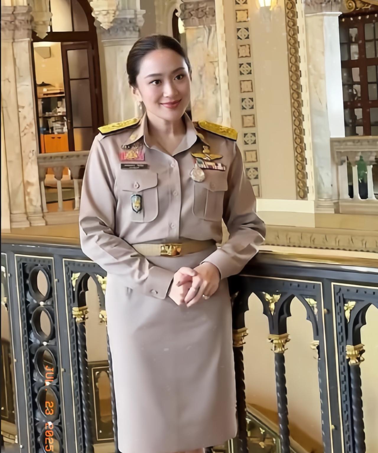 泰国总理佩通丹·西那瓦，
内政部副部长提拉·桑雷特瓦尼奇，
在结束内阁会议后，马