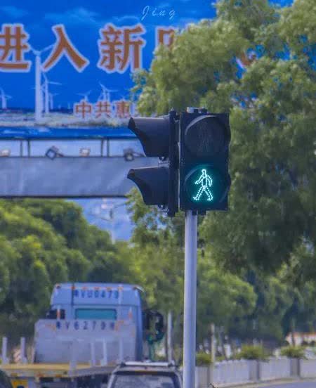 我今天闯红灯了。

我现在上班要经过四个红绿灯，下班六个。因为上班时有两个右