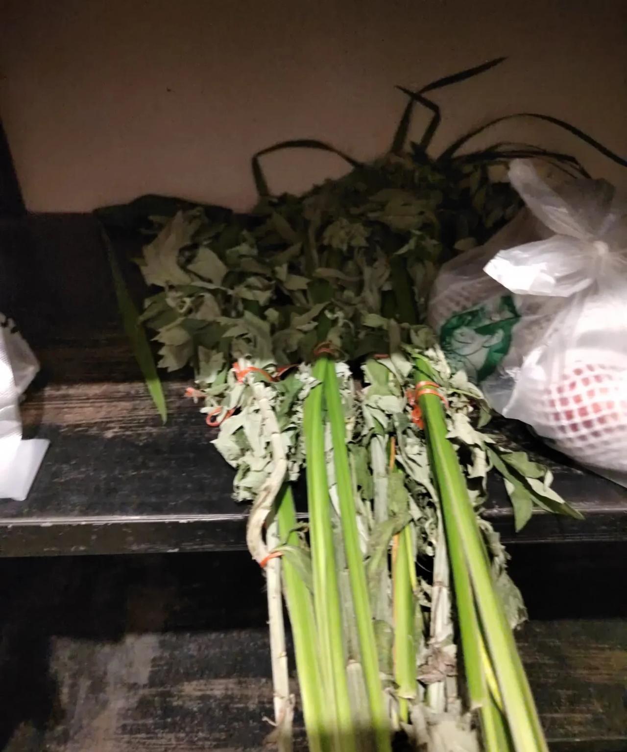 昨天到小区货架拿东西，看到好多邻居团购了艾草（图1），看来端午节来了，好多家庭还