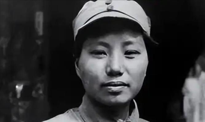 [微风]1937年，15岁女红军被敌人抓住，正要被砍头时，一名敌军官走过来，摸摸