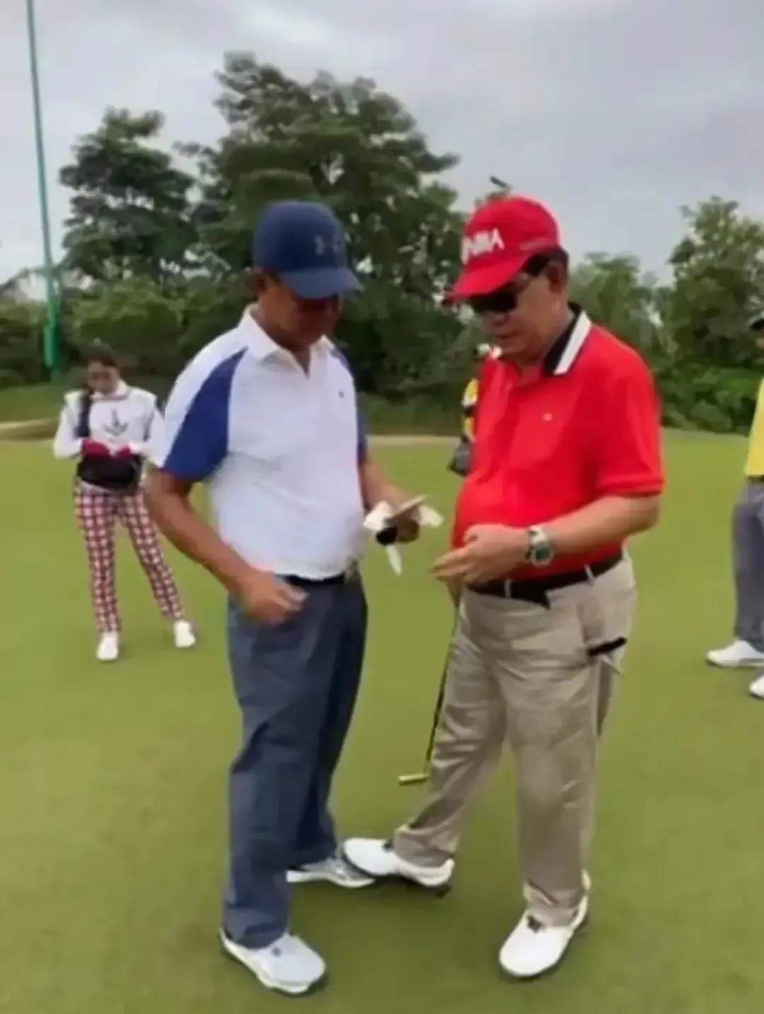 难怪泰国总理佩通坦不是洪森的对手，看洪森打高尔夫球赢球后，要钱的情况就知道洪森真