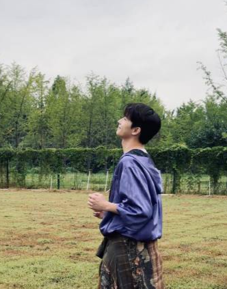 谁被杨洋这组live图狠狠戳中！每帧鲜活灵动都像在眼前，这份治愈感太绝啦！提前祝