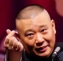 这下出名了，
全国人民都知道了，
郭德纲想瞒也瞒不住了！那就是郭德纲竟然“背