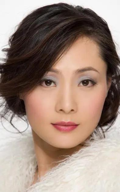 李艳秋，中国内地女演员、歌手，出生于河南南阳 。毕业于南阳戏曲学校和河南大学音乐