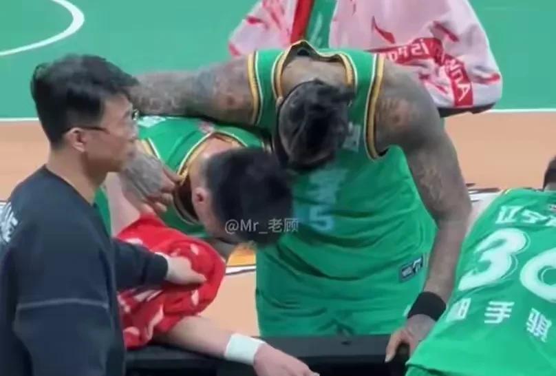 看看给李晓旭累的，多次趴在广告牌！
辽宁男篮主场战胜吉林队，本场比赛调整最大的就