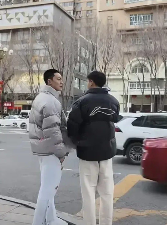 胡明轩现身乌鲁木齐街头，今天难得在家乡过生日！

广东队抵达新疆后，曾效力过新疆