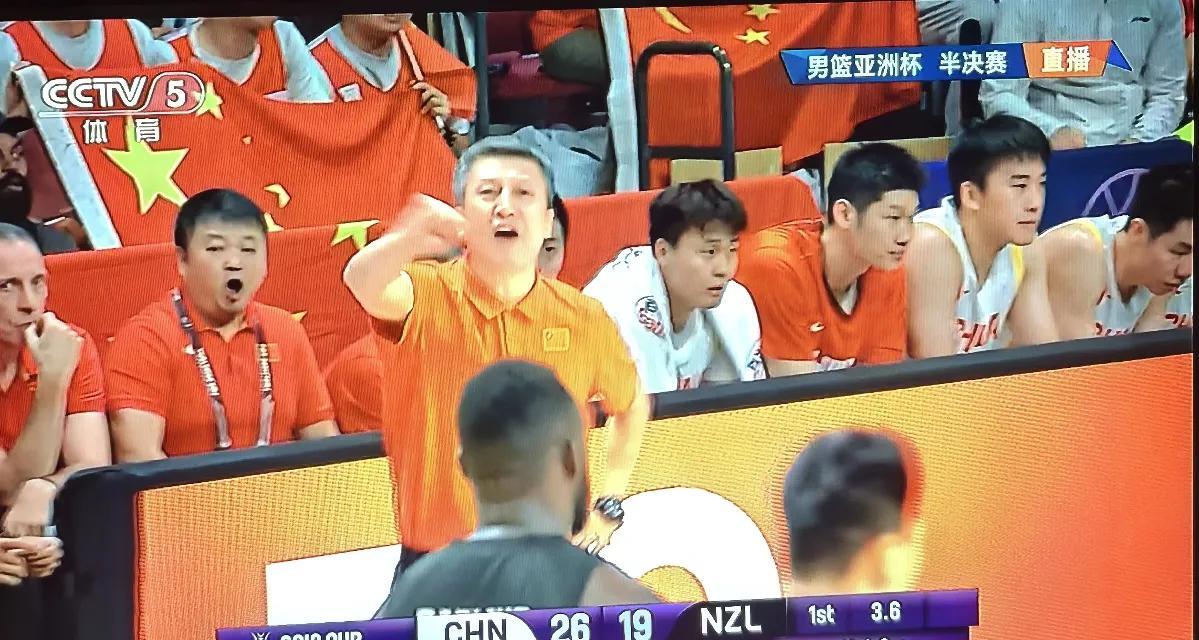 今天晚上老叔又要上热搜，把一个第二阵容的中国男篮带进了亚洲杯决赛，还有谁再质疑郭