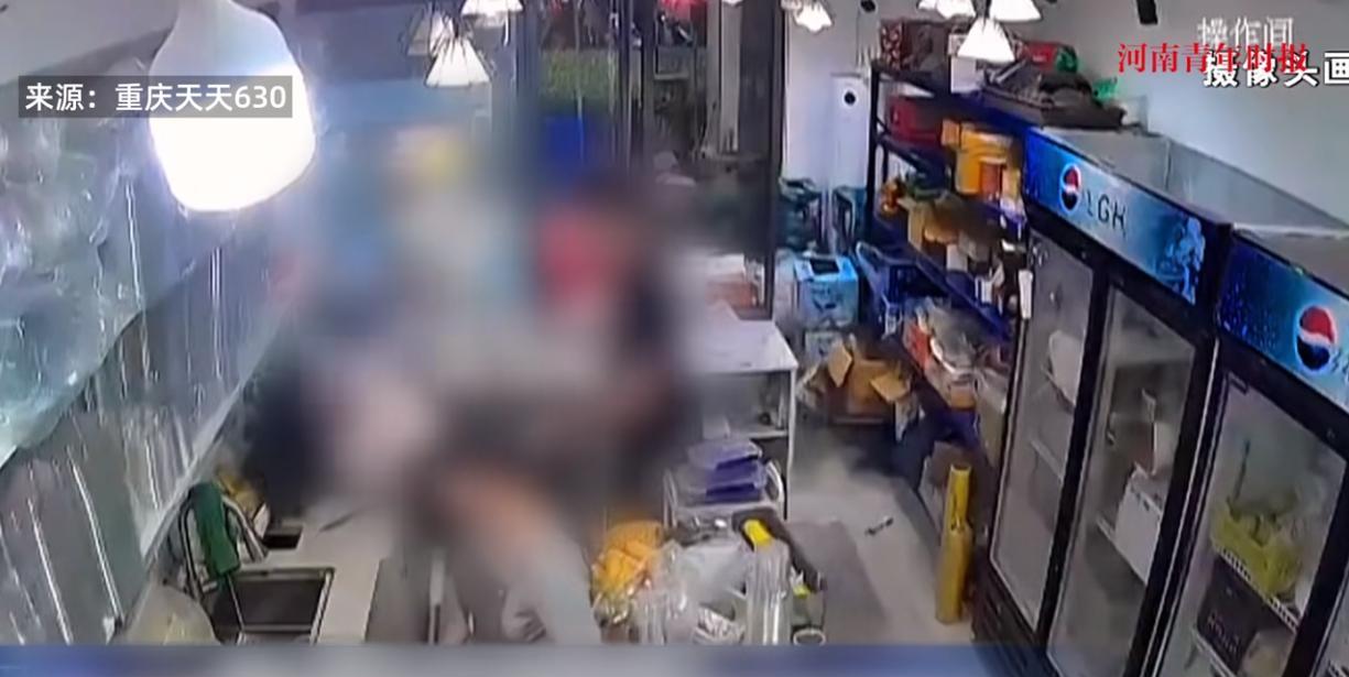 “必须严惩！”6月1日，重庆，一男子跑到水果店里，对妻子一番拳打脚踢实施家暴，7
