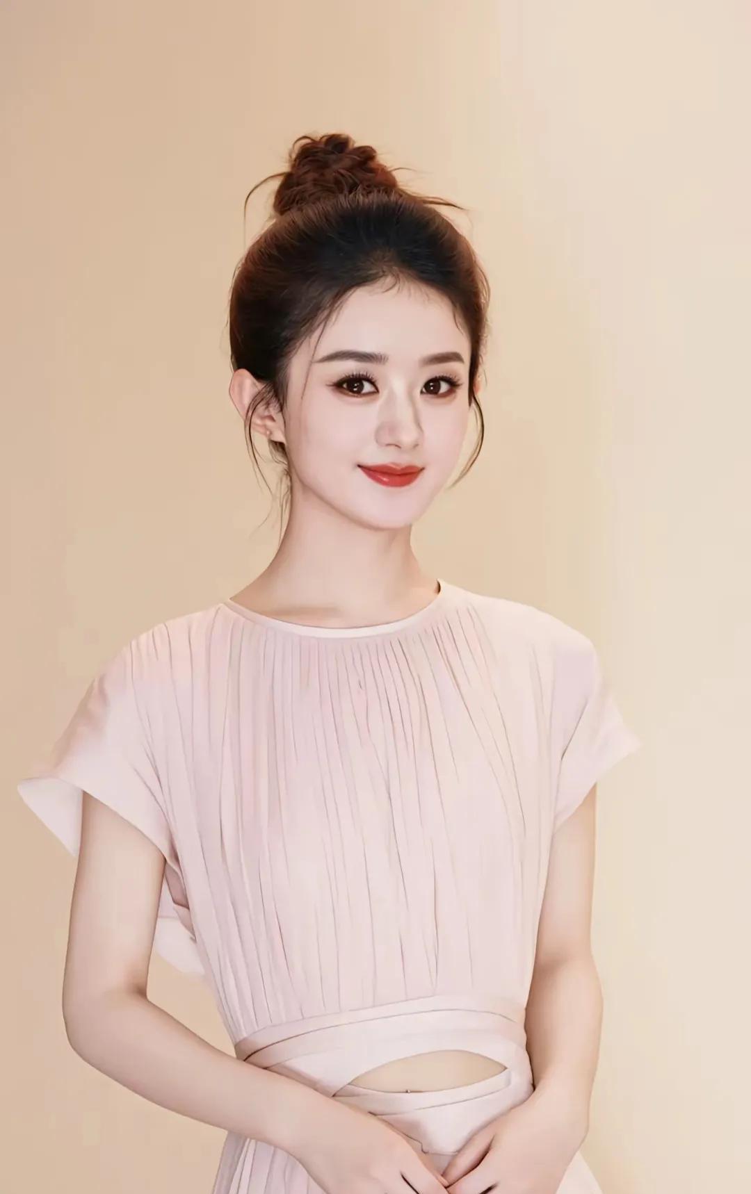 赵丽颖现身直播时状态略显紧绷，与之相关的话题阅读量竟超8亿之多。
若平台删博，缘