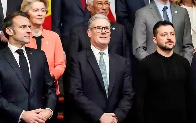 太打脸了！俄罗斯国际问题专家科瓦廖夫向外界表示，虽然英国拥有核武器，但是不仅数量