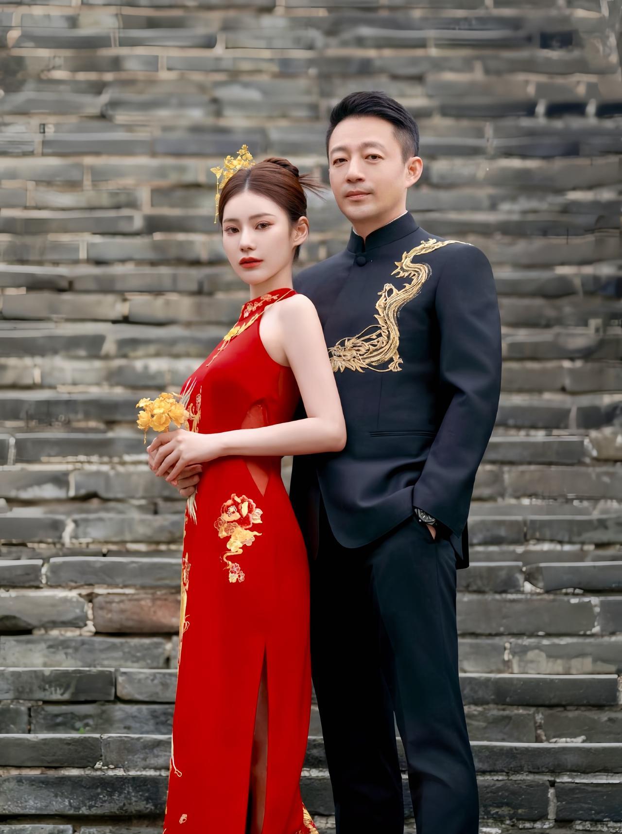 汪小菲与马筱梅今日大婚，中西两种风格的婚纱照，手盘金丝旗袍太美啦。
这位台湾妹子