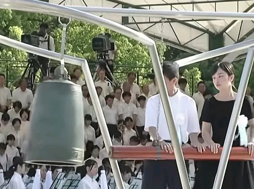 昨天，日本整得挺隆重，纪念广岛遭原子弹轰炸80周年！
日本首相的发言，继承了以往