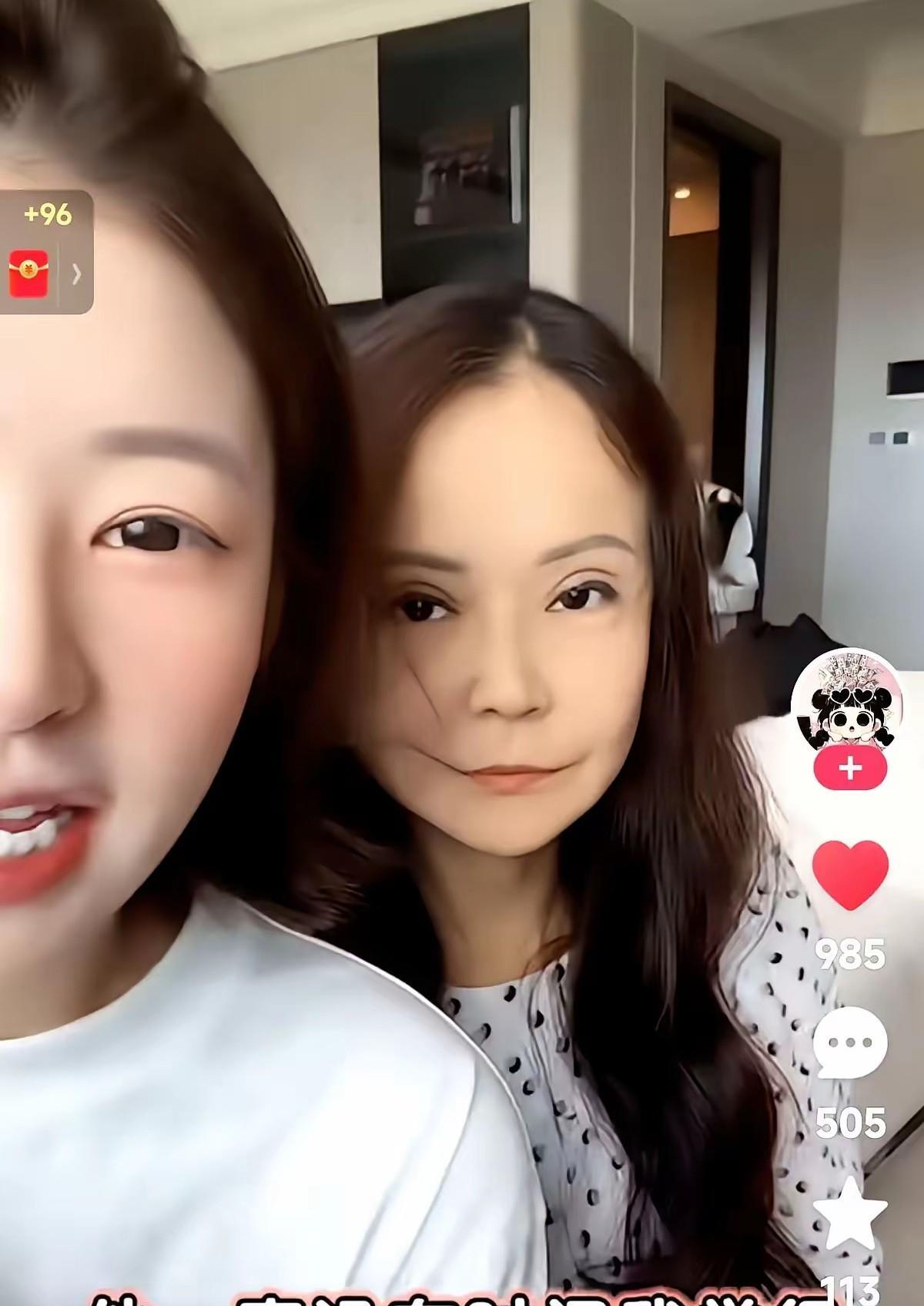 黄一鸣妈妈又做双眼皮手术了！而且感觉很失败。
黄一鸣妈妈长的挺好看的，走很年轻，