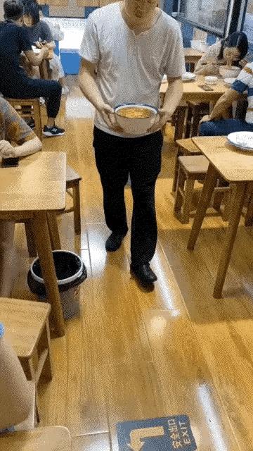 吸油纸吸掉了这碗面的灵魂