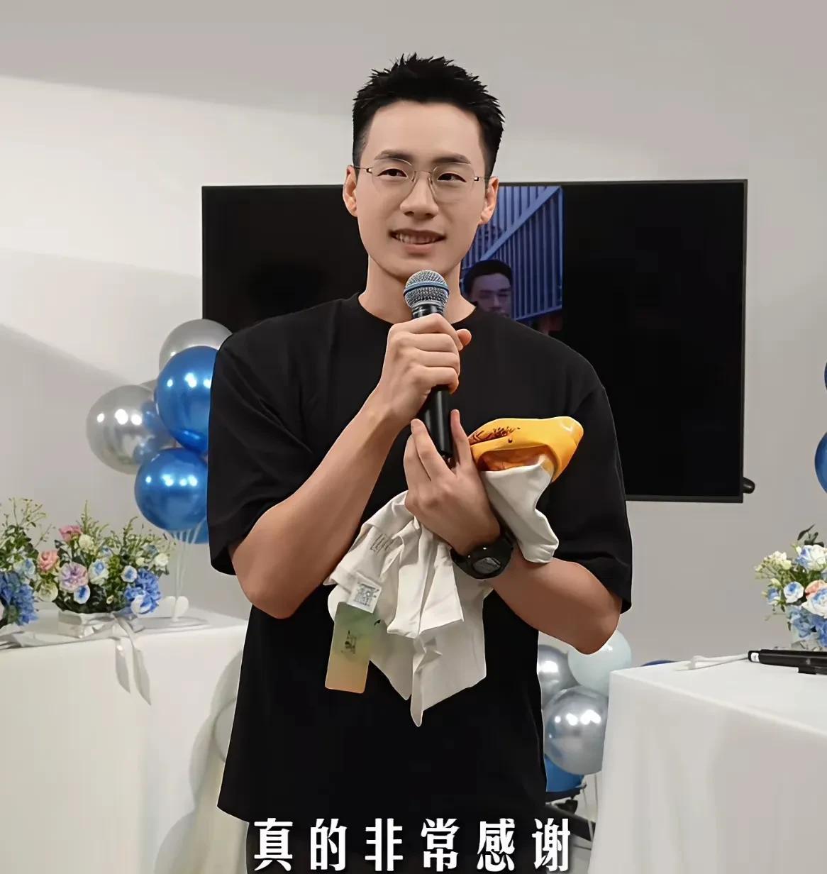真是看不下去了！东方甄选经历这么多还不好好自察自纠，还在搞那些有的没的。
顿顿从