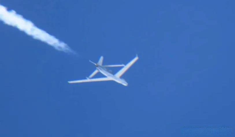 F-15J无奈仰望，
日本战机跟监东大无人机，2万米高空爬不上去了，只能叹气…