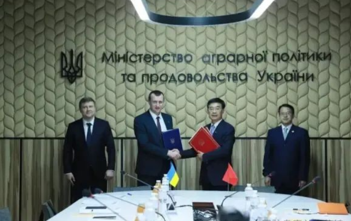 中国在乌克兰问题上，一向都是中立的 。这次中乌签署乌克兰豌豆、野生水产品输华议定