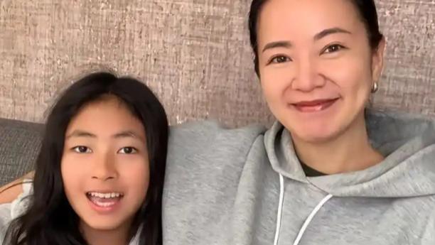 阿雅晒女儿近照惊艳全网，11岁柳小宝长相酷似朱珠，漂亮可爱气质清灵