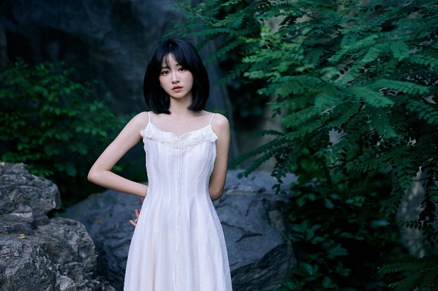 杨肸子的白裙子，初秋原野的浪漫 ​​，超可以！