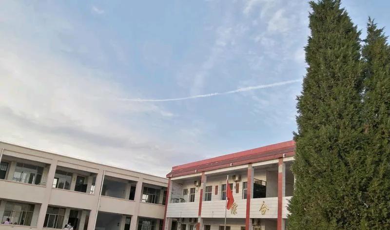 我当老师都22年了，月工资才4200多，天呀！这么多年教书育人，拿的钱还不够体面