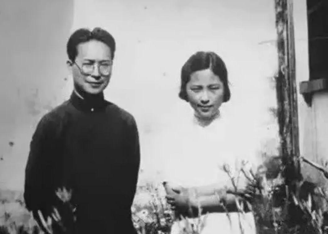 一天，梁父梁母刚说起“圆房”二字，梁宗岱跑进书房，把自己脱了个精光，见儿子这般疯