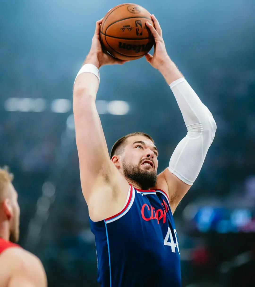 博格丹这哥们太行了，这神准的三分球成就了祖巴茨NBA生涯的第一次三双，没有再留下