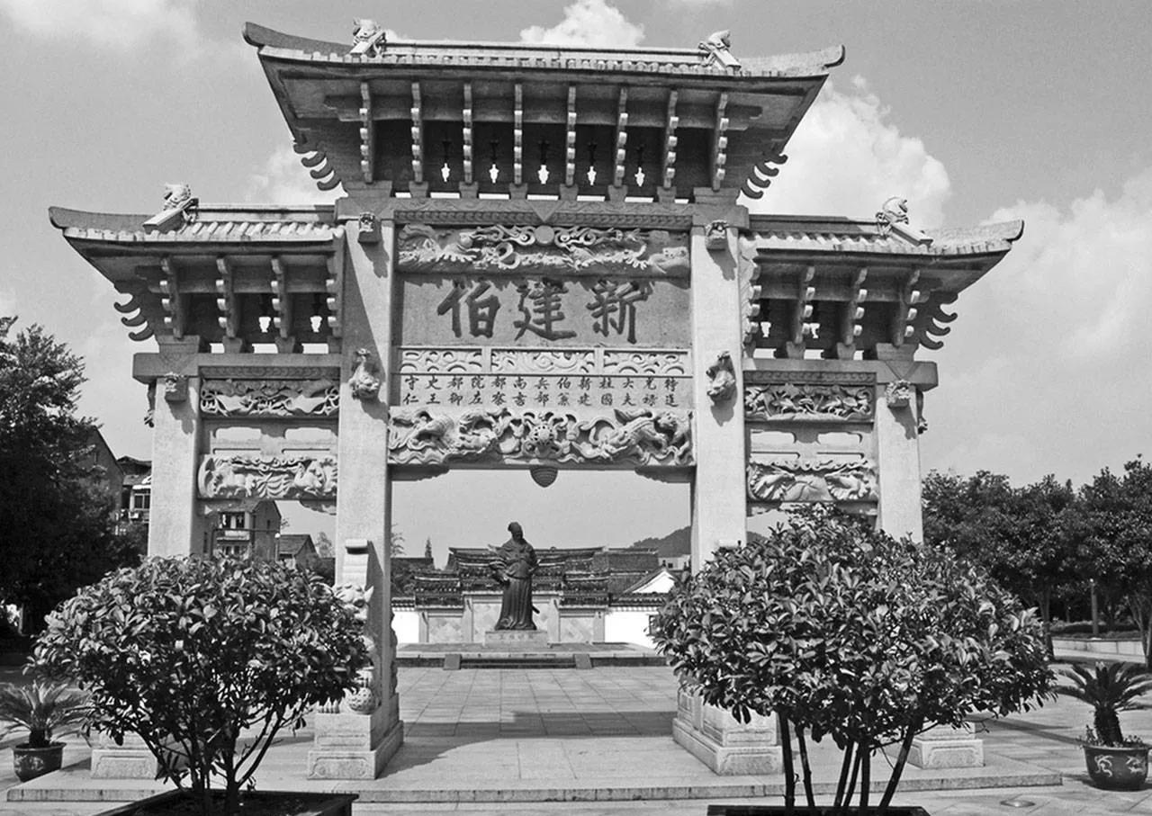 王守仁，浙江余姚人。因曾在阳明洞读书讲学，自号阳明子，世称阳明先生。其心学思想大