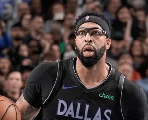  据美国记者Michael Scotto报道，老鹰对在任何有关安东尼-戴维斯的潜