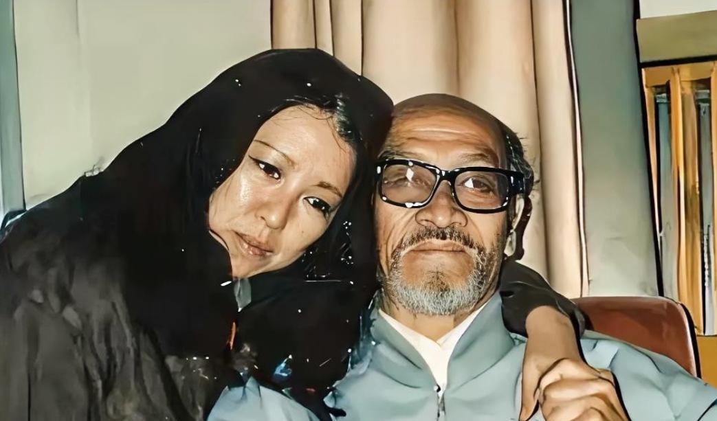 1990年，47岁的三毛跑到新疆，和77岁的王洛宾同居，王洛宾拒绝和她在一起，三