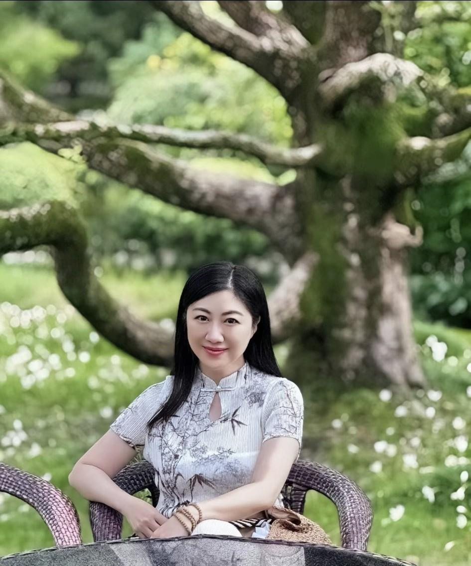 最近一直看到东方卫视主播杨蕾在外旅行的视频和照片，发现她是一位东方古典美的知识女