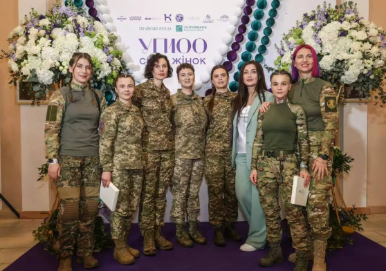 乌克兰给立功女兵授勋，乌军第79空降旅代号凤凰的女性志愿者，取得摧毁数十辆俄军坦