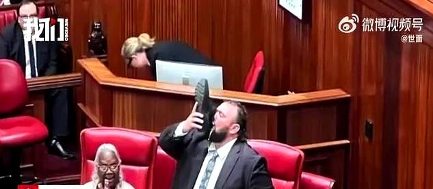 澳洲议员用鞋喝酒惊呆众人











---











我