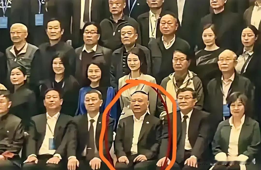 你看郭德纲，以前在相声中各种调侃、讽刺，好像对很多东西都瞧不上眼。可如今呢，当选