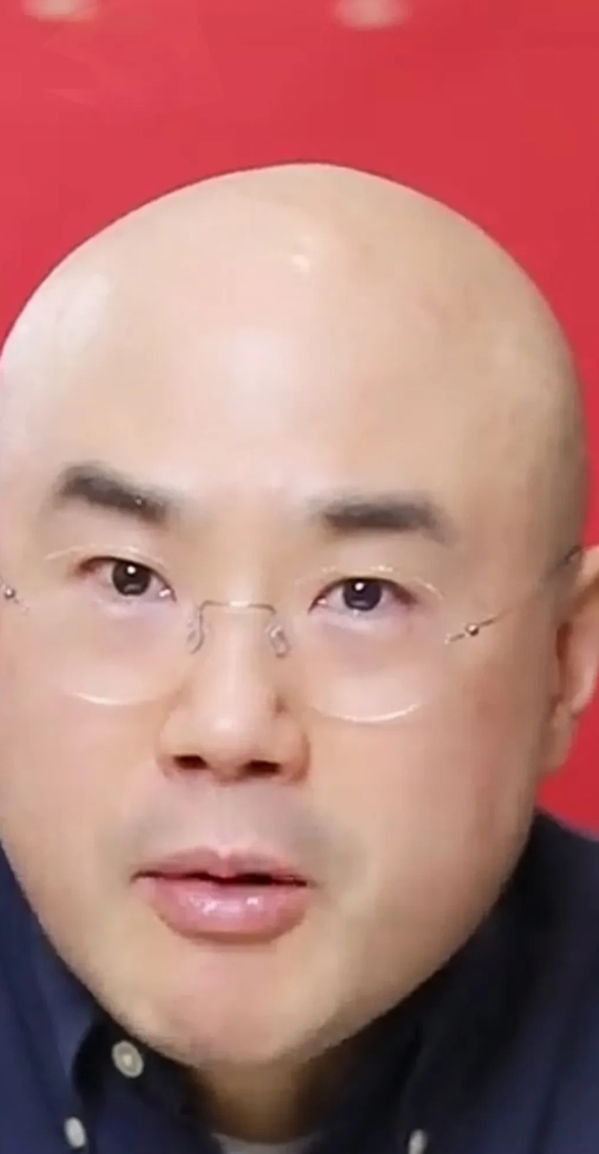 我举双手赞成这位政协委员的观点:

一、严禁家长给15岁以下的孩子使用智能手机；