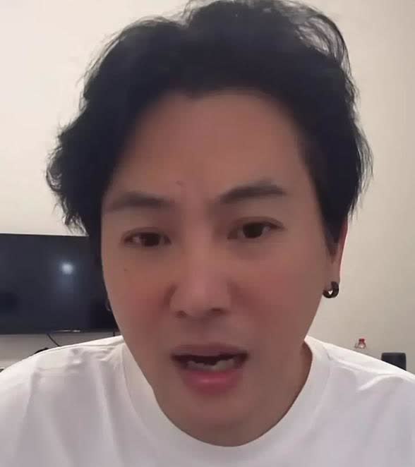 湾湾的博主建国在直播间说，“人家与时俱进了是吧”。可是那一家不但不前进，还一直在