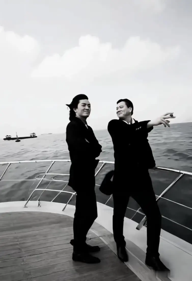 万梓良香港演技超群的演员，他最擅长开局受人欺负，最后取得成功的男人，他的大背头，