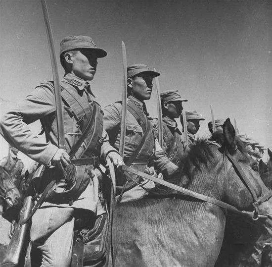 1949年，解放军追击马家军残匪，一枪撂倒个穿得花里胡哨的家伙。战士们围上去一看