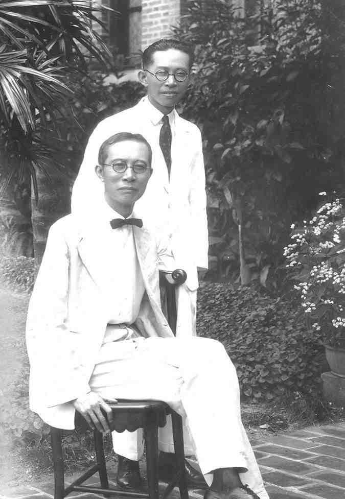 1928年，广州岭南大学校长钟荣光、广州国立中山大学法科政治学系主任高廷梓合影，