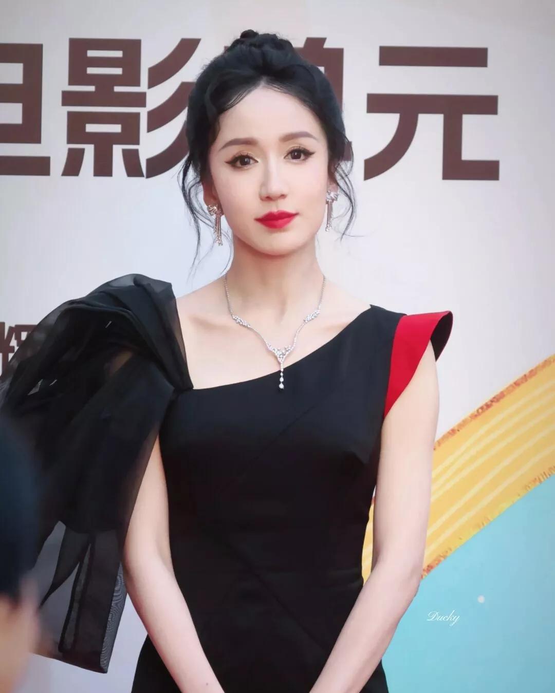为什么娄艺潇会沦落到去拍短剧？
原因很简单。
其实不是她演技跟长相的问题，而是现