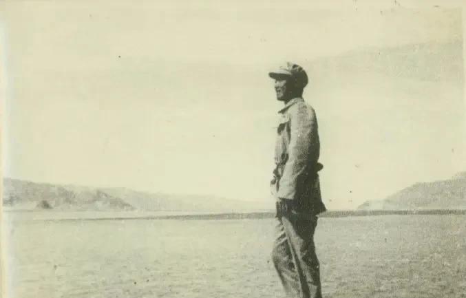 1951年，张倬元参加中国科学院西藏工作队，赴藏进行科学考察，1952年摄于雅鲁