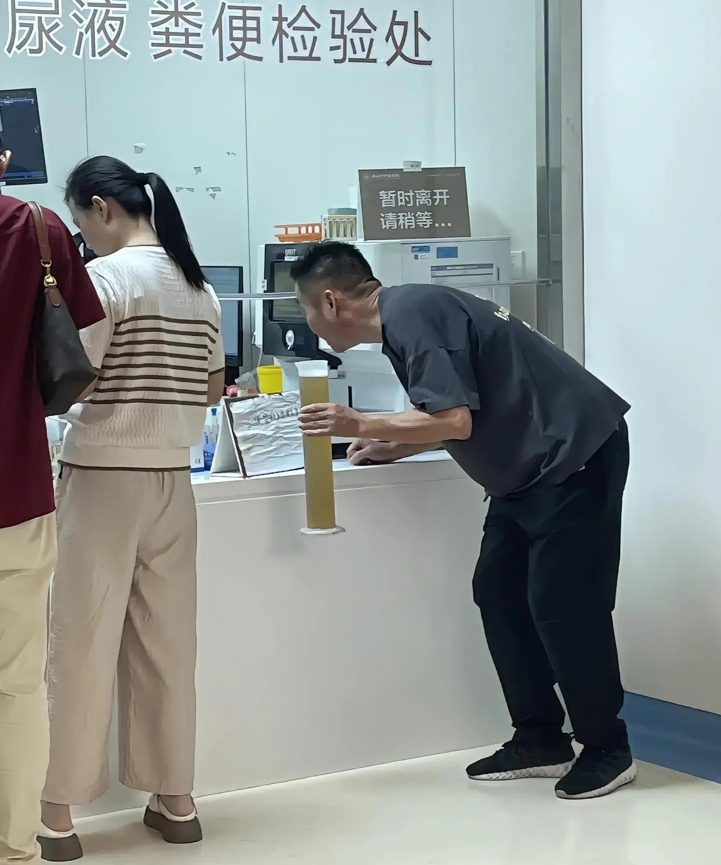 大叔你要参加啤酒节吗？