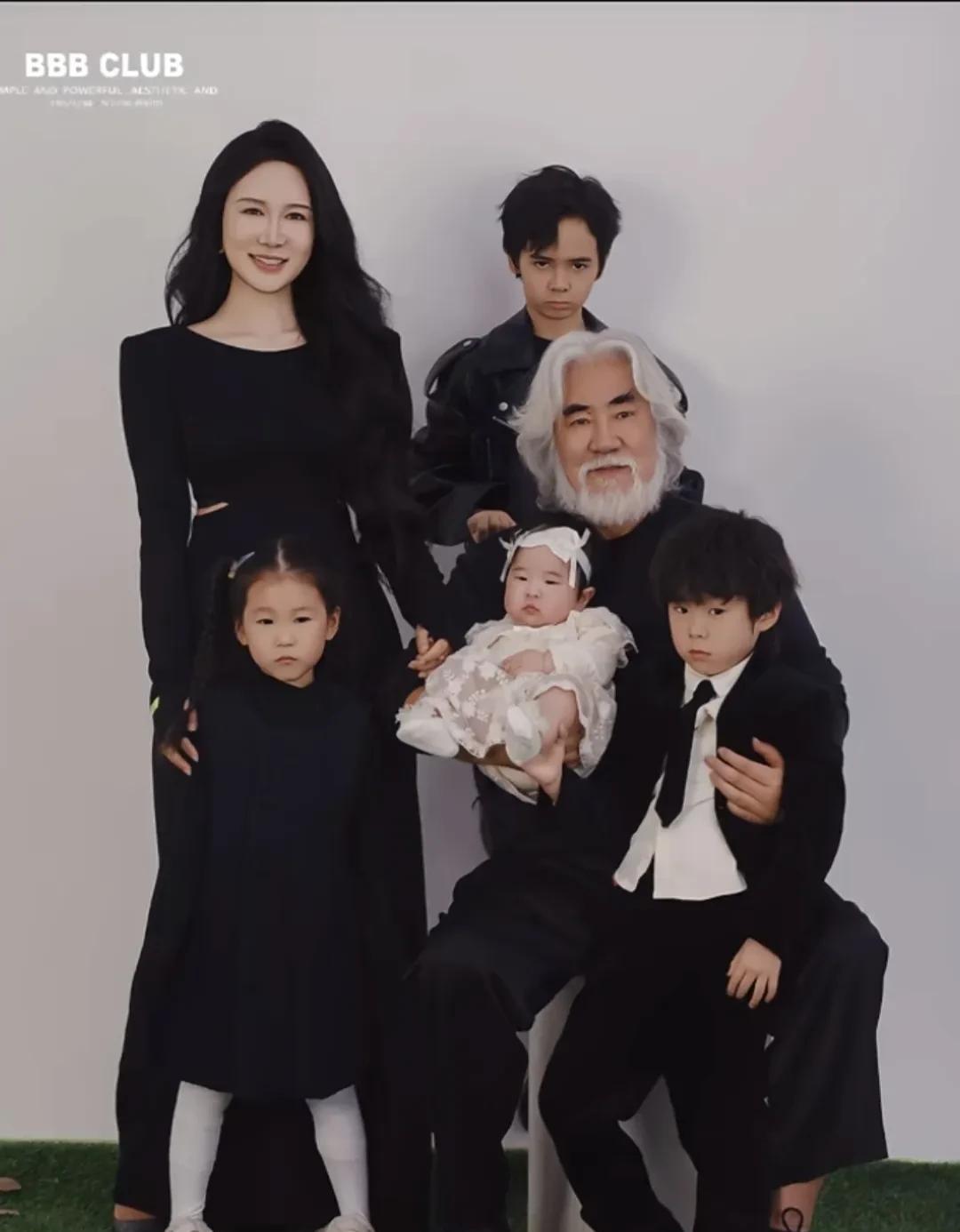 看看张纪中和杜星霖的全家福，发现基因真是个神奇的东西！[呲牙]
张纪中和杜星霖一
