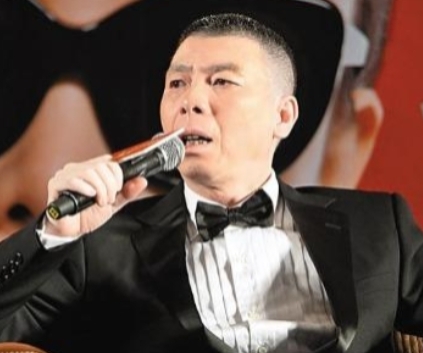 那年，冯小刚开着豪车回老家，看望瘫痪在床的母亲。姐姐冯小军说：“小刚，你能给我找